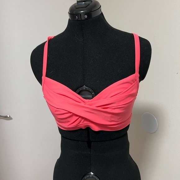 Athleta Other - Athleta Twister Coral Swim Suit Bikini Top Size 34B/C